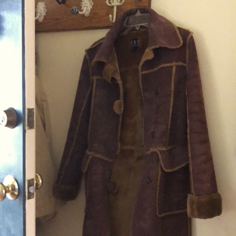 Darling vintage coat. Says its a medium but fits me & Im a small, size 6.